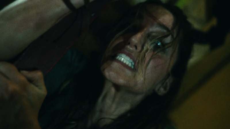 Изображение к публикации: Lionsgate показала фрагмент «Beware Boiúna»: гигантская змея переворачивает застрявшую лодку с героинями Джессики Рот и…