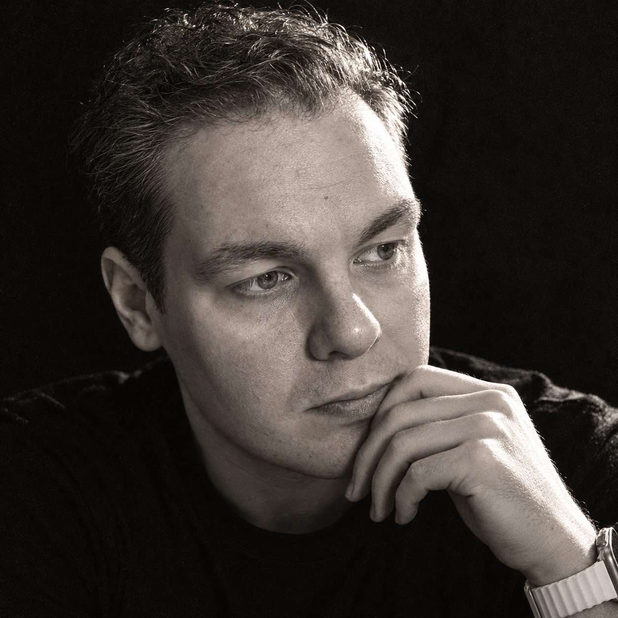 Писатель Алексей Румянцев (LexFright), черно-белый портрет с рукой у лица